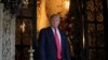 El expresidente Donald Trump conversa desde su residencia en Mar-a-Lago con algunos periodistas tras ganar las elecciones de 2016. Foto: Reuters