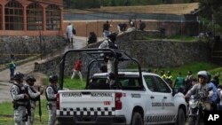 Elementos de la Guardia Nacional custodian el lugar donde se produjo un enfrentamiento entre grupos de delincuentes, que dejó varios policías heridos y más de una decena de personas detenidas, en Tupilejo, Ciudad de México, el 12 de julio. 2022.