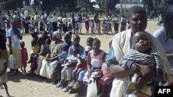 FILE - Abazali bafole lapho okuhlatshwa khona ijekiseni yokuvimba ukumemetheka kweningindi.