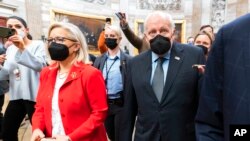 ARCHIVO - El exvicepresidente Dick Cheney camina con su hija, la representante Liz Cheney, republicana de Wyoming, vicepresidenta del panel de la Cámara que investiga la insurrección del Capitolio de Estados Unidos el 6 de enero, en la Rotonda del Capitolio en Washington, el 6 de enero de 2022.