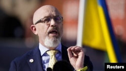 ARCHIVO - El ministro de Defensa de Ucrania, Oleksiy Reznikov, da una conferencia de prensa sobre el apoyo a Ucrania en Copenhague, Dinamarca, el 10 de agosto de 2022. (Ritzau Scanpix/Martin Sylvest vía Reuters)