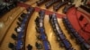 El exmilitar Mauricio Ernesto Vargas, quien es legislador del partido ARENA, en el Salón Azul de la Asamblea Legislativa, arriba a la derecha, antes del inicio de una sesión en San Salvador, El Salvador, el lunes 10 de febrero de 2020.