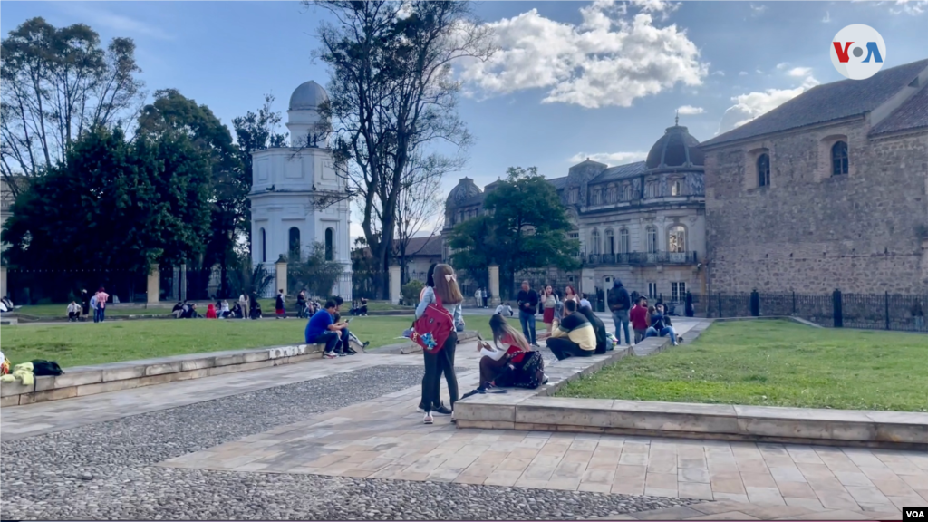 Los visitantes se sientan en los jardines de la plaza. De fondo, se ve la cúpula del Observatorio Astronómico (Izq.), construido &nbsp;entre 1802 y 1803. Al lado, está la sede del Ministerio de Cultura y el antiguo templo, hoy museo de Santa Clara, construido entre 1619 y 1647. [Foto: Karen Sánchez, VOA]