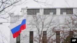 La bandera rusa ondea frente a la embajada de Rusia en Washington, el jueves 24 de febrero de 2022. (Foto AP/Patrick Semansky)