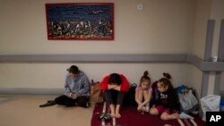 Familiares de pacientes ingresados ​​en el hospital infantil de Okhmadet se refugian de las bombas en el sótano del centro médico, en Kiev, Ucrania, el lunes 28 de febrero de 2022.