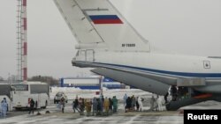 Los países siguen evacuando a sus ciudadanos de China. Este avión militar ruso desembarca personal después de un vuelo desde Wuhan el 5 de febrero de 2020.