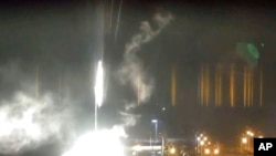 Esta imagen tomada de un video publicado por la planta de energía nuclear de Zaporizhzhia muestra un objeto brillante en llamas aterrizando en los terrenos de la planta nuclear en Enerhodar, Ucrania, el viernes 4 de marzo de 2022.