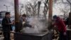 Voluntarios ucranianos preparan comida para personas desplazadas fuera de la estación de tren de Lviv, Ucrania, el 3 de marzo de 2022.