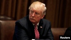 El presidente Donald Trump se reunió con familiares de víctimas asesinadas por inmigrantes indocumentados