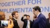 El presidente de Venezuela, Nicolás Maduro, y su homólogo de Francia, Emmanuel Macron, conversan en el marco de la cumbre climática COP27 en Egipto el 7 de noviembre de 2022.