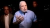 ARCHIVO - El expresidente de Panamá, Ricardo Martinelli, habla con periodistas cerca de su casa, en Ciudad de Panamá, en agosto de 2019. Una juez penal llamó el martes 8 de noviembre de 2022 a juicio a 36 personas, entre ellos el también expresidente Juan Carlos Varela.