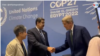 Momento del saludo informal que intercambiaron el presidente de Venezuela Nicolás Maduro y enviado presidencial especial de EEUU para el Clima, John Kerry, el martes 8 de noviembre de 2022 en Egipto. [Tomado de Twitter del periodista de AP, Joshua Goodman]