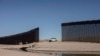 Un vehículo de la Oficina de Aduanas y Protección Fronteriza de Estados Unidos espera a un grupo de migrantes nicaragüenses mientras caminan desde Algodones, México, hacia la frontera sur estadounidense para entregarse a las autoridades y solicitar asilo,