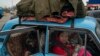 Desplazados internos de Mariúpol y pueblos cercanos que huyen de los ataques rusos llegan a un centro de refugiados en Zaporizhzhia, Ucrania, el 21 de abril de 2022.
