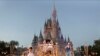 ARCHIVO - Mickey y Minnie Mouse actúan durante un desfile al pasar por el Castillo de Cenicienta en el parque temático Magic Kingdom en Walt Disney World en Lake Buena Vista, Florida, el miércoles 15 de enero de 2020.