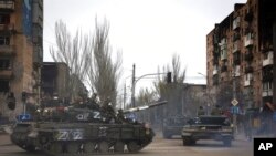 Los vehículos militares rusos se mueven en un área controlada por las fuerzas separatistas respaldadas por Rusia en Mariúpol, Ucrania, el 23 de abril de 2022.