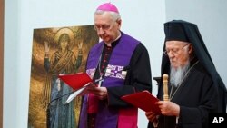 ARCHIVO El líder espiritual de los cristianos ortodoxos, el patriarca ecuménico Bartolomé I, a la derecha, y el arzobispo Stanisław Gądecki, presidente de la Conferencia Episcopal de Polonia, se reúnen con refugiados ucranianos en Varsovia, Polonia, el 29 de marzo de 2022.