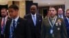 El Secretario de Defensa de Estados Unidos, Lloyd Austin, (centro) encabeza la delegación estadounidense que asiste al Diálogo Shangri-la en Singapur el 1 de junio de 2024.