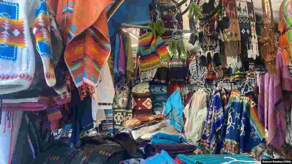 En Native Inca, Oswaldo Sinchico vende abrigos, ponchos y vestidos tejidos a mano con lana de alpaca en Otavalo, Ecuador.