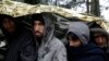 Migrantes esperan para recibir comida en Bihac, Bosnia, cerca de la frontera con Croacia, el 28 de noviembre de 2018.