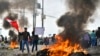 Manifestantes toman la carretera Panamericana en el Cono Norte de Arequipa tras el anuncio de la nueva presidenta peruana Dina Boluarte de presentar proyecto de ley para adelantar las elecciones generales, en Arequipa, Perú, el 12 de diciembre de 2022.