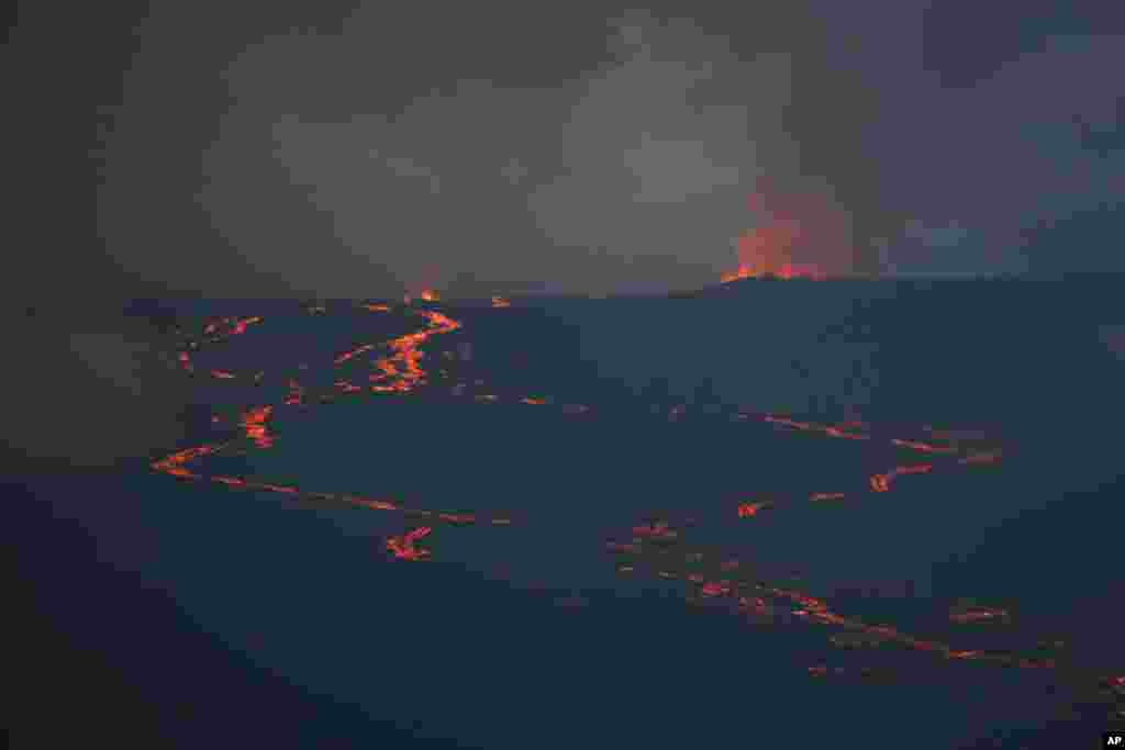 Desde su erupción, la lava fluye montaña abajo. Según científicos, la lava se dirige a una zona de grietas que no está poblada. 