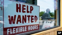 ARCHIVO - Un cartel de oferta de empleos en un escaparate en Deerfield, Illinois, EEUU, 21 de septiembre de 2022. 