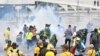 Los partidarios del expresidente brasileño Jair Bolsonaro chocan con la policía durante una manifestación frente al Palacio Planalto en Brasilia el 8 de enero de 2023. [Foto: AFP]