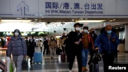 Viajeros caminan en el Aeropuerto Internacional de Beijing el 27 de diciembre de 2022.
