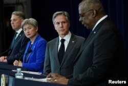 2022年12月6日澳大利亚副总理兼国防部长理查德·马勒斯(左一)、澳大利亚外交部长黄英贤(左二)、美国国务卿布林肯(中)和美国国防部长奥斯汀(右一)在第32届澳美年度会议上举行新闻发布会