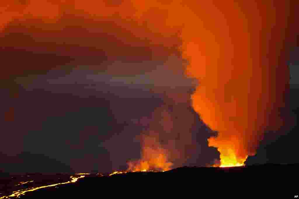 El volcán Mauna Loa, en Hawái, es el mayor del mundo en actividad y entró en erupción después de 38 años, el pasado domingo 27 de noviembre. 