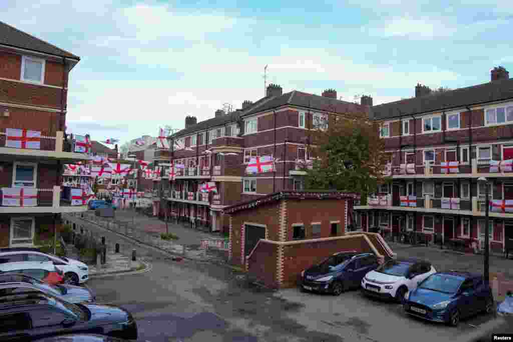 En Inglaterra, la cuna del deporte que hoy tiene concentrada la atención del mundo, se vive y se respira fútbol. Este domingo se juegan el paso a cuartos de final, así que cualquier apoyo es poco. 