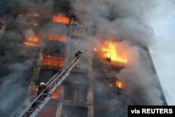 Los rescatistas trabajan en un edificio residencial dañado por los bombardeos, mientras continúa el ataque de Rusia contra Ucrania, en Kiev, Ucrania, en esta foto del folleto publicada el 15 de marzo de 2022. Servicio de prensa del Servicio Estatal de Emergencia de Ucrania. Vía Reuters.