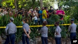 Un grupo de cubanos se para detrás de un cordón policial frente a la embajada panameña, exigiendo que les den solución luego que el país centroamericano anunciara que establecerá una visa de tránsito, en La Habana, Cuba, el 9 de marzo de 2022.
