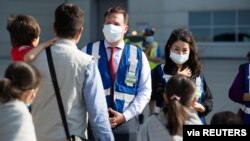 Refugiados afganos llegan a Canadá el 4 de agosto de 2021.