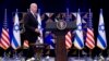 ARCHIVO - El presidente Joe Biden camina hacia el podio para pronunciar comentarios sobre la guerra entre Israel y Hamás después de reunirse con el primer ministro israelí, Benjamin Netanyahu, el miércoles 18 de octubre de 2023, en Tel Aviv.