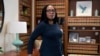 La jueza Ketanji Brown Jackson, jueza de circuito de EE. UU. en la Corte de Apelaciones de EE. UU. para el circuito del Distrito de Columbia, posa para un retrato, el 18 de febrero de 2022, en su oficina en la corte en Washington DC. [Foto de archivo]