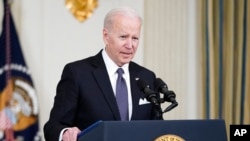 El presidente Joe Biden habla sobre el presidente ruso, Vladimir Putin, y la invasión rusa de Ucrania el lunes 28 de marzo de 2022, en la Casa Blanca en Washington. (Foto AP/Patrick Semansky)