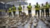 ARCHIVO - Agentes de la Guardia Nacional venezolana muestran cocos rotos que contenían cocaína en Caracas, jueves 13 de noviembre de 2008. 