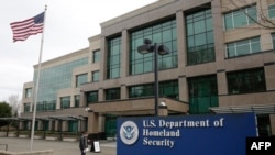 En la foto de archivo Evegnii Nessirio de Seattle, un ciudadano ruso se encuentra afuera de de un edificio del Departamento de Seguridad Nacional (DHS) y la oficina de campo del Servicio de Ciudadanía e Inmigración de los EE. UU. (USCIS), Washington, el 3 de marzo de 2020.