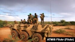 Des troupes de l'Atmis se tiennent à la périphérie de Burubow dans la région de Gedo en Somalie le 14 février.