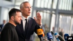 El secretario general de la OTAN, Jens Stoltenberg, a la derecha, y el presidente de Ucrania, Volodymyr Zelenskyy, se dirigen a una conferencia de prensa previa a una reunión de ministros de Defensa de la OTAN en la sede de la OTAN en Bruselas, el miércoles 11 de octubre de 2023.