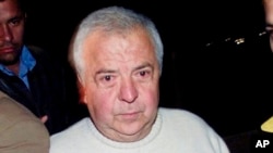 Gilberto Rodríguez Orejuela sale de la cárcel de máxima seguridad de Combita en Tunja, al noreste de Bogotá, el 7 de noviembre de 2002. 