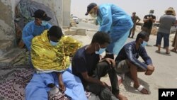 ARCHIVES - Des migrants secourus par la garde nationale tunisienne lors d'une tentative de traversée de la Méditerranée en bateau au port d'el-Ketef à Ben Guerdane, dans le sud de la Tunisie, le 27 juin 2021.