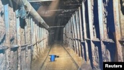Esta foto sin fecha proporcionada por Investigaciones de Seguridad Nacional muestra el interior de un túnel transfronterizo entre Tijuana, México, y el área de San Diego.