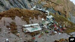 Esta foto divulgada por Fishtail Air muestra los restos de un accidente aéreo en Pokhara, Nepal, el 15 de enero de 2023.