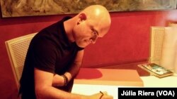 El caricaturista venezolano Fernando Pinilla dibuja una de sus famosas caricaturas. [Foto: Júlia Riera/VOA]