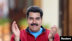 El presidente de Venezuela, Nicolás Maduro, saluda a sus seguidores después de regresar al país al Palacio de Miraflores en Caracas el 17 de enero de 2015. 