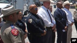 El jefe de la policía escolar de Uvalde, Texas, Pete Arredondo (tercero desde la izquierda), durante una conferencia de prensa afuera de la escuela primaria Robb en Uvalde, el 26 de mayo de 2022.