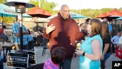 El vicegobernador de Pensilvania, John Fetterman, quien se postula para la nominación demócrata para el Senado de los EEUU por Pensilvania, saluda a los partidarios en una parada de campaña, el 10 de mayo de 2022, en Greensburg, Pensilvania.